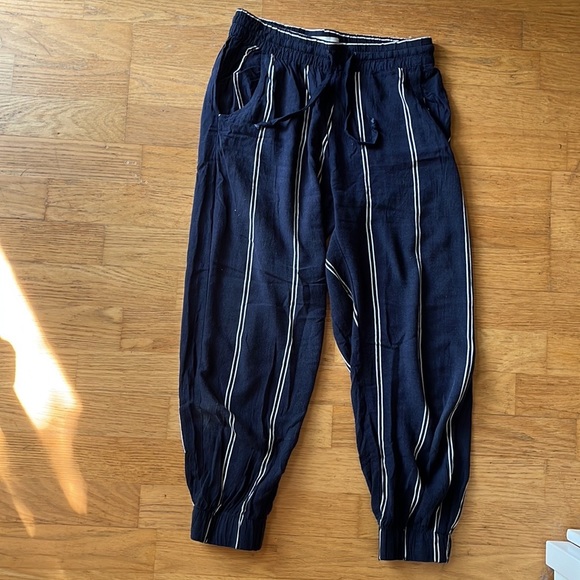 Woman’s Pants - Picture 4 of 8